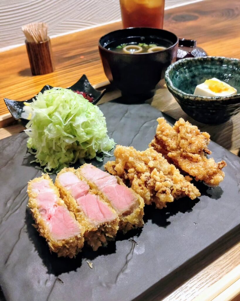 こがら食堂と夜酒場のトンカツと唐揚げの合盛り