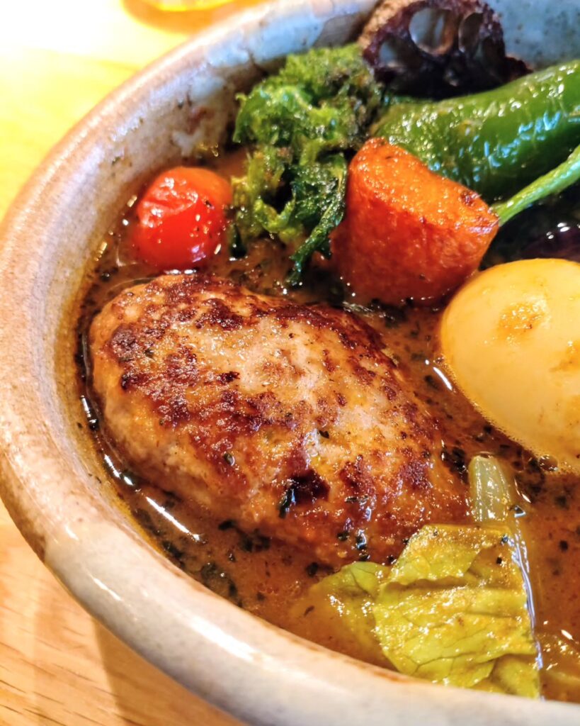 Agri（アグリ）のどろぶたハンバーグのスープカレーのハンバーグなどの具材