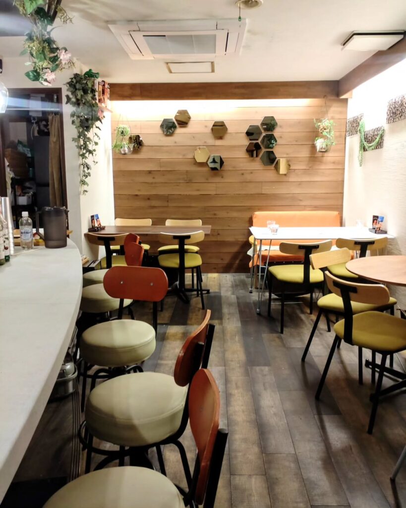 Bistro×Bar HAKONIWA（ハコニワ）の店内の席