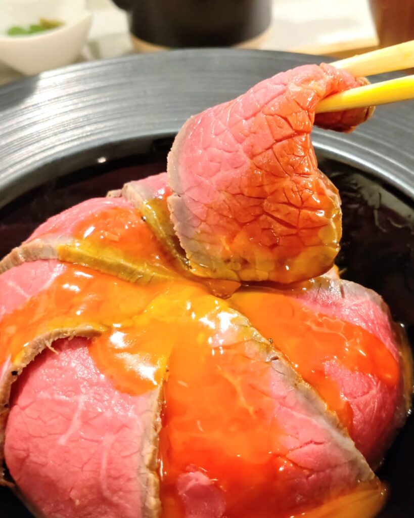 Bistro×Bar HAKONIWA（ハコニワ）のローストビーフを卵で味わう