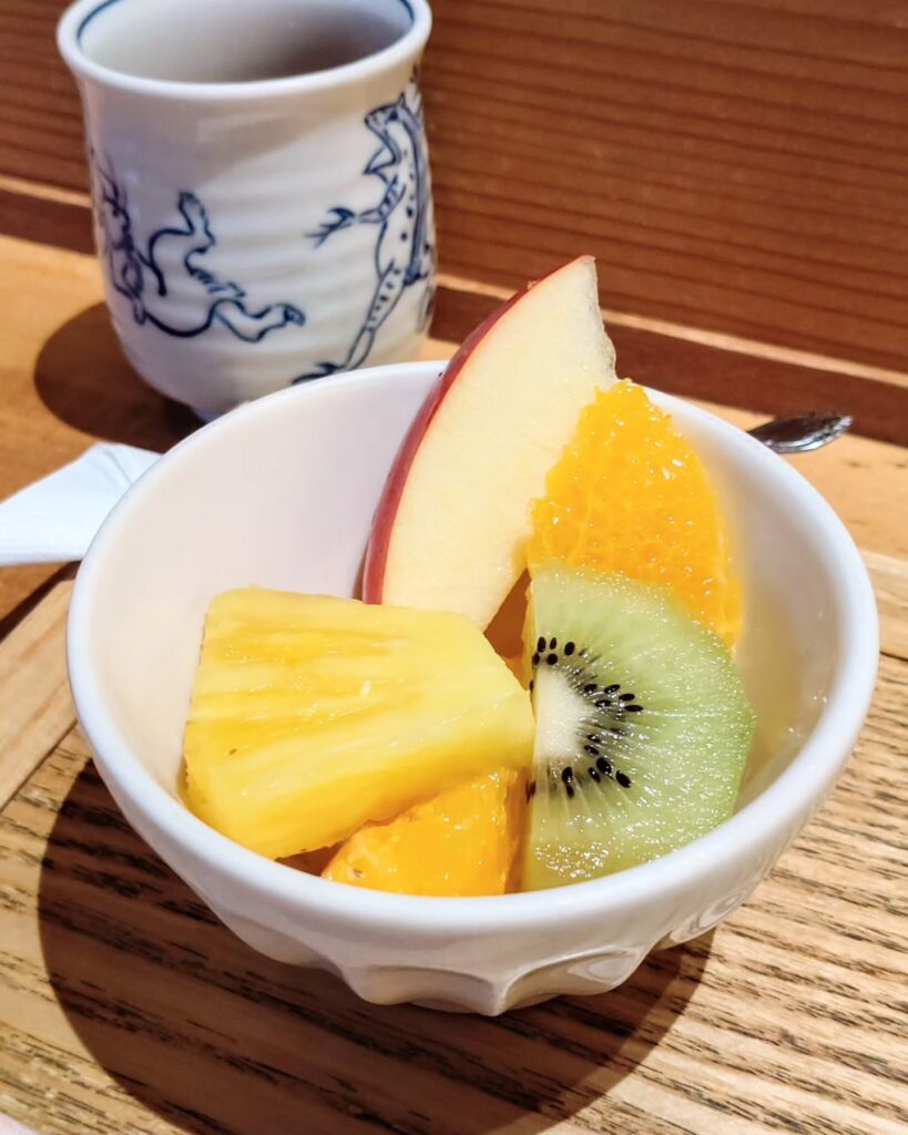 八百一本館 レストラン きょうのおかずのランチの果物付き