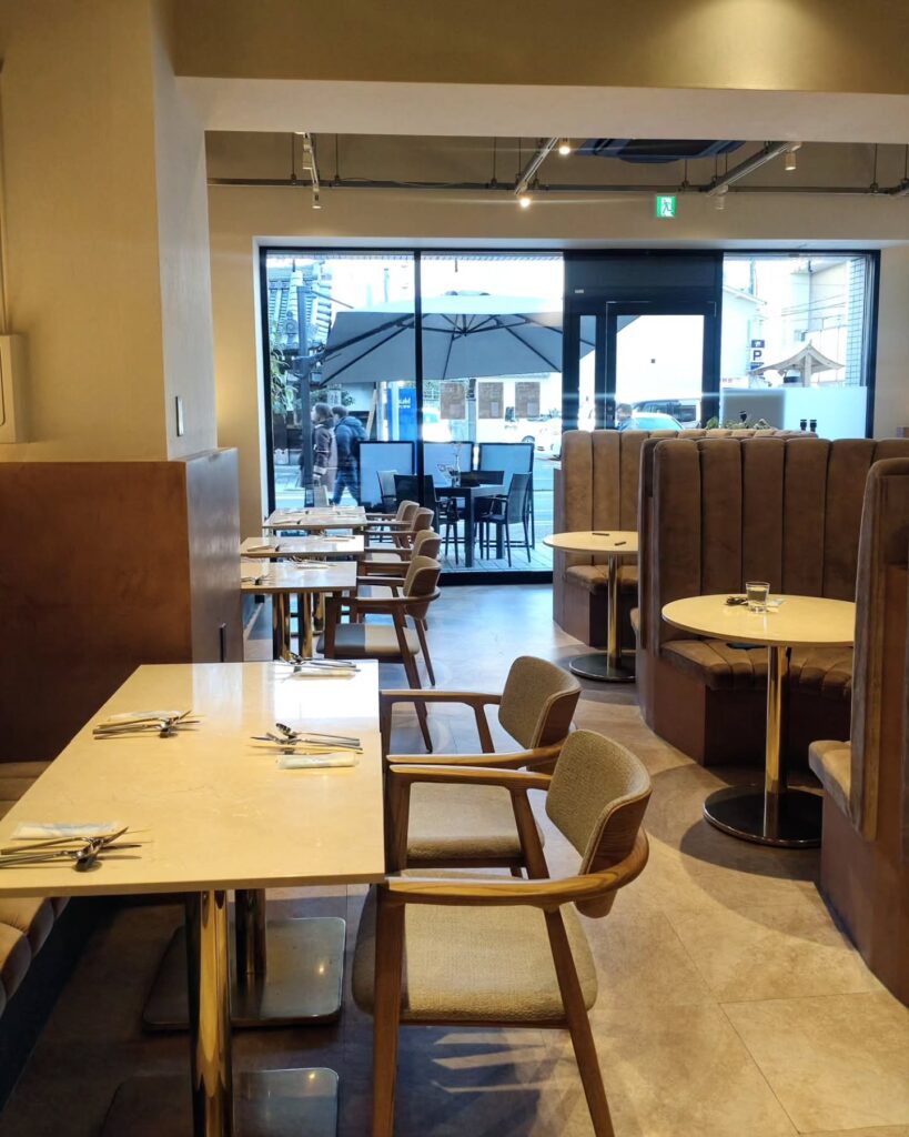 八菓 HAKKAの店内の席