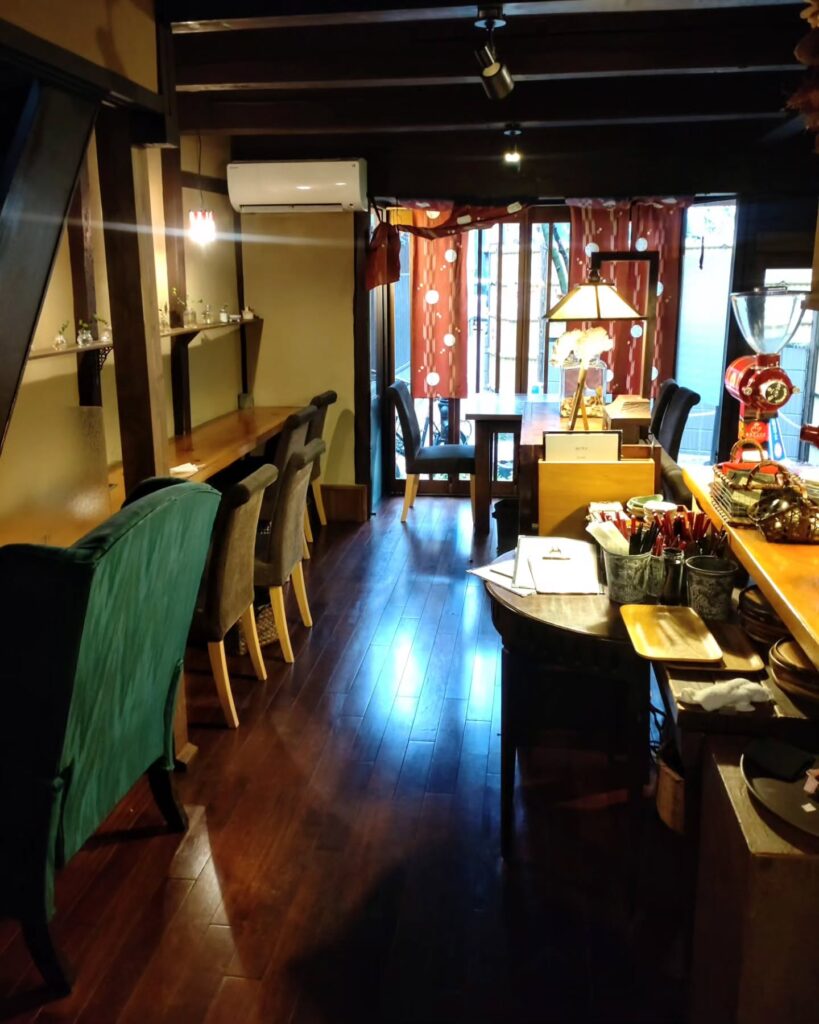 カフェ 火裏蓮花の店内