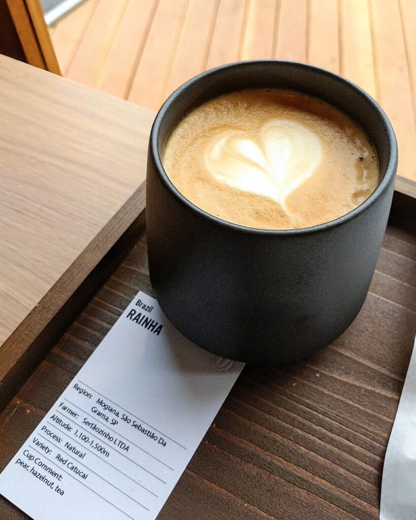 flow by nozy coffee（フロウ バイ ノージーコーヒー）のカッフェラテ