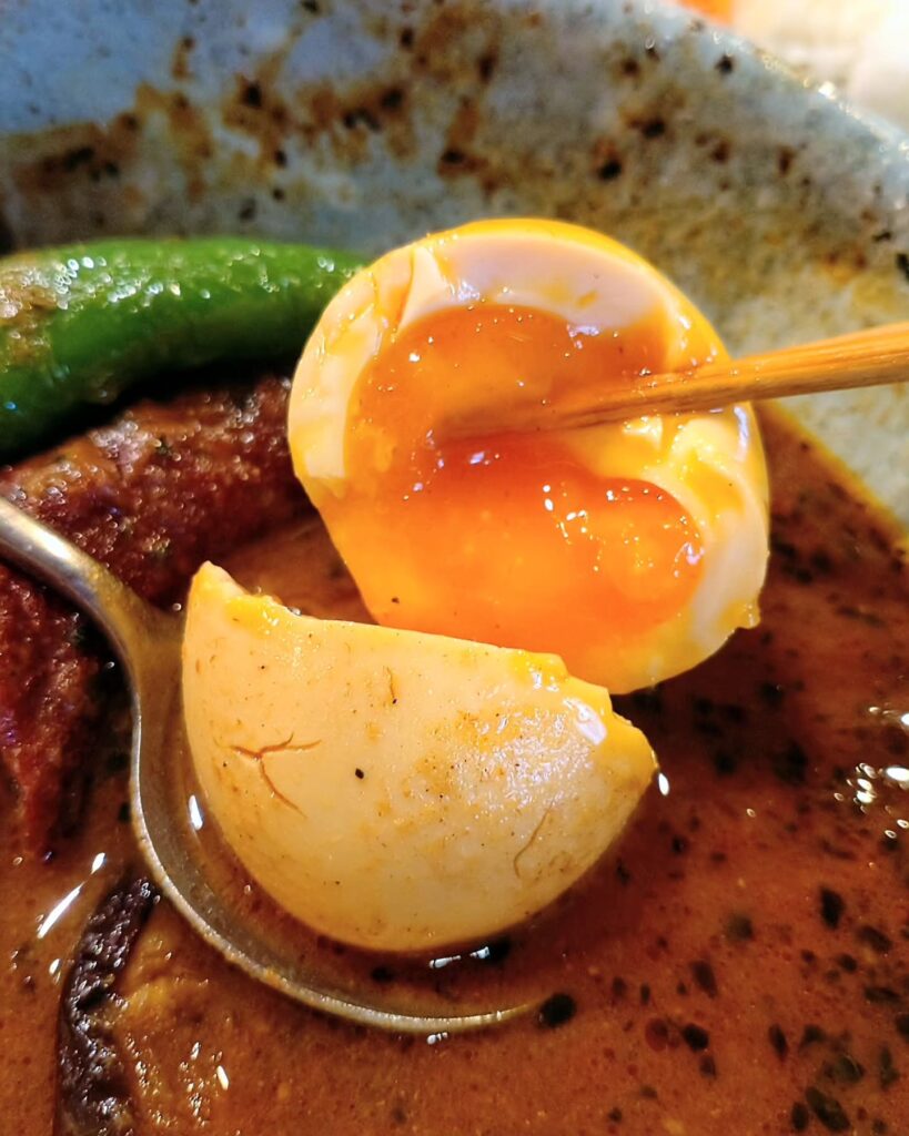 Agri（アグリ）のどろぶたハンバーグのスープカレーのスパイス味玉