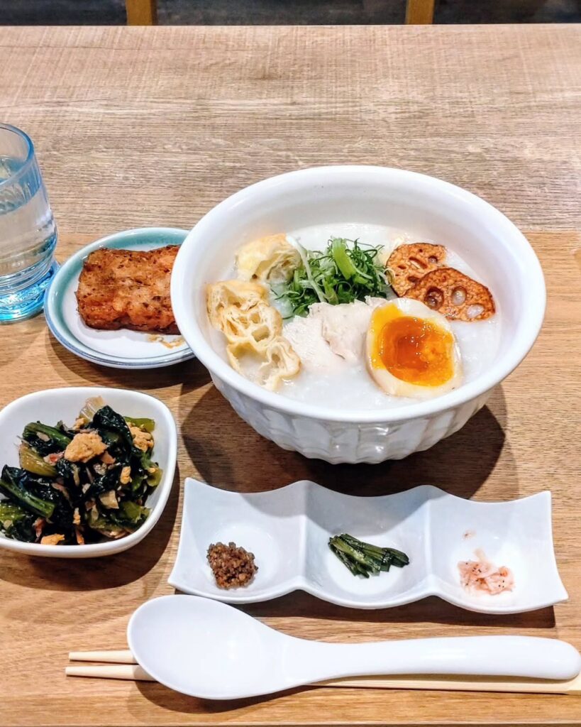 富小路粥店の中華とり粥のランチ