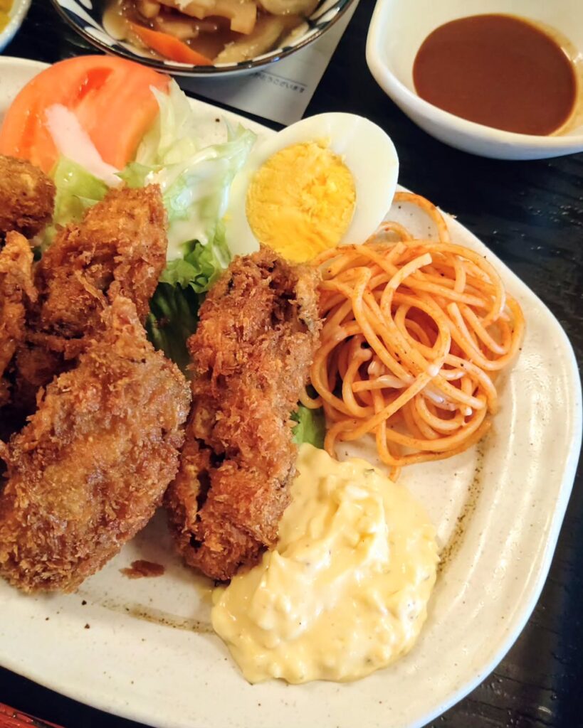 風景の定食のトマトパスタとサラダ