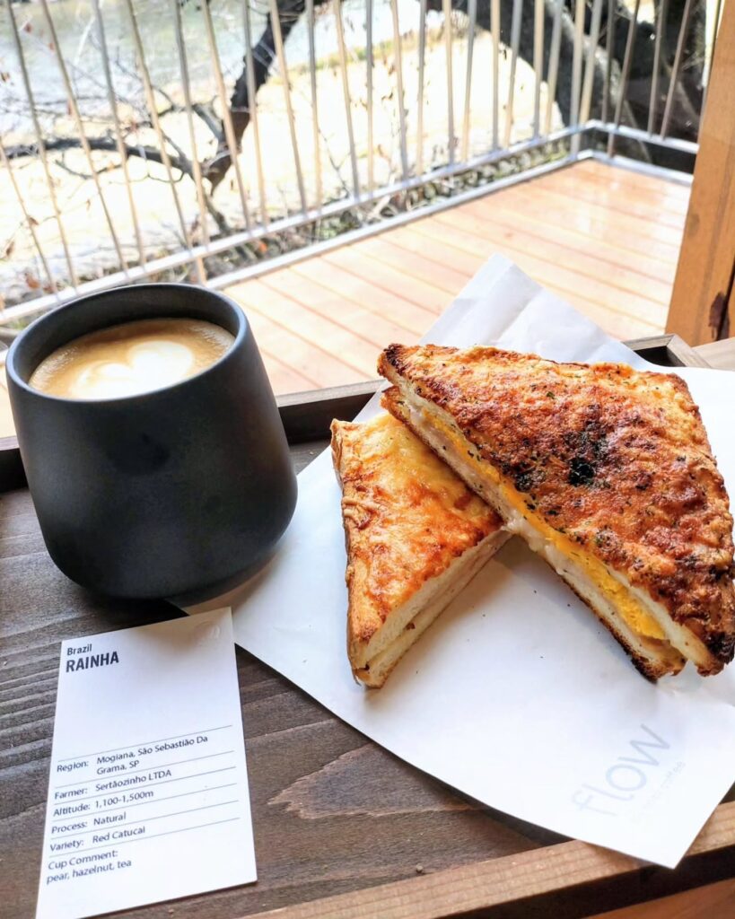 flow by nozy coffee（フロウ バイ ノージーコーヒー）のカフェラテとパン