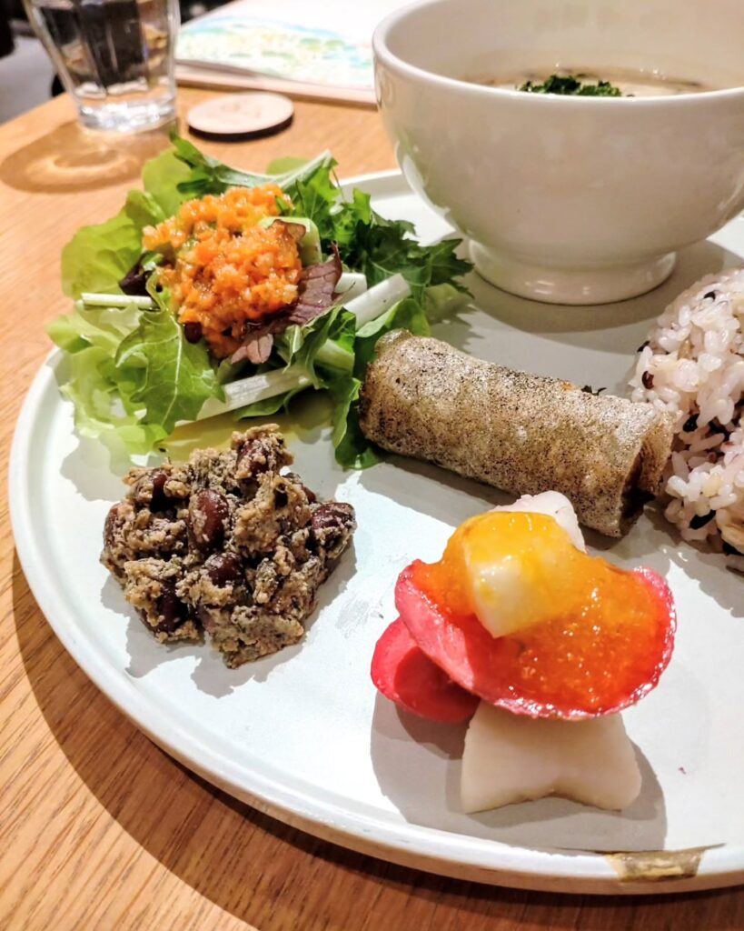 本と野菜 OyOy（オイオイ）のランチのカラフル根菜の麹漬けなどの副菜