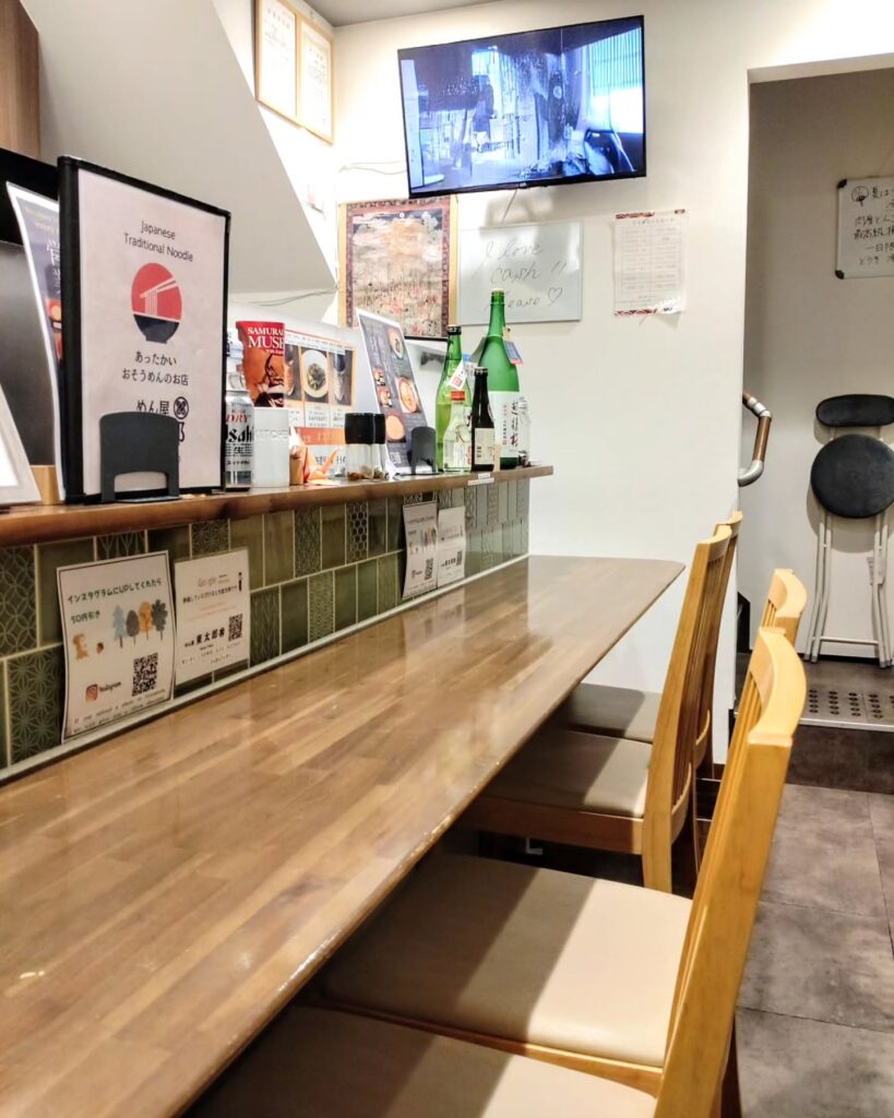 めん屋 東太郎の店内のカウンター席