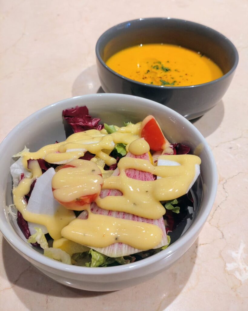 八菓 HAKKAのランチのサラダとスープのセット