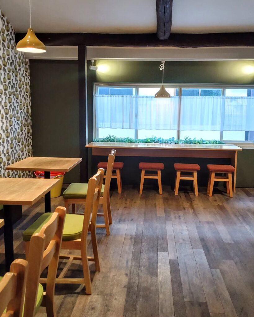 富小路粥店の店内の席