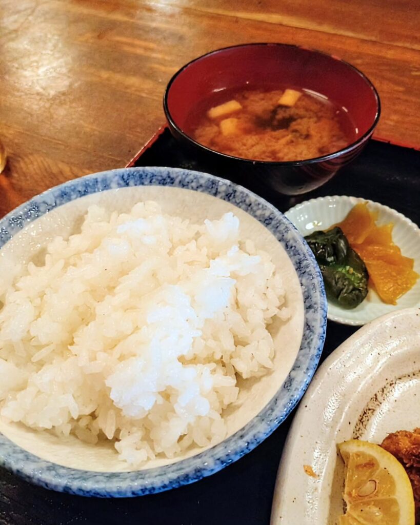 風景の定食のごはんと味噌汁