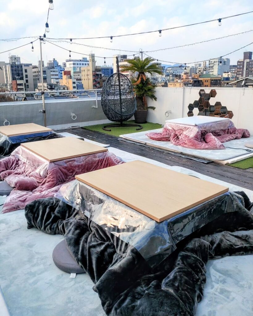 Bistro×Bar HAKONIWA（ハコニワ）の屋上こたつテラス