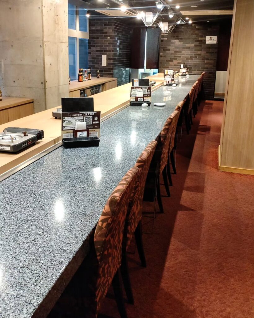 小肥羊(しゃおふぇいやん) 京都河原町店の店内のカウンター席 - 京都市役所前ランチめぐり 小肥羊(しゃおふぇいやん) 京都河原町店の店内のカウンター席