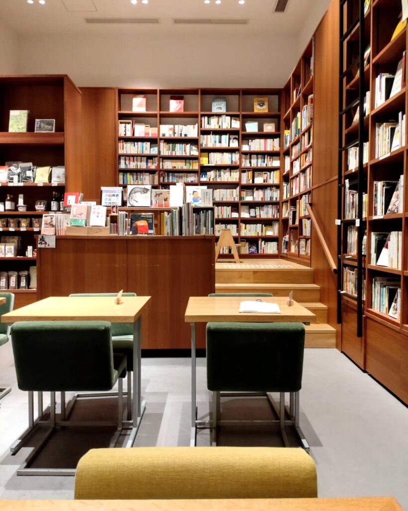 本と野菜 OyOy（オイオイ）の店内のテーブル席