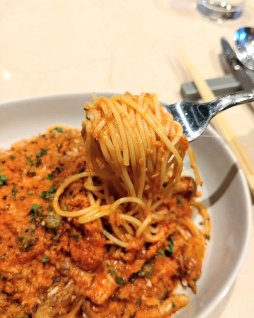 八菓 HAKKAのツナとキノコのトマトソーススパゲッティの麺