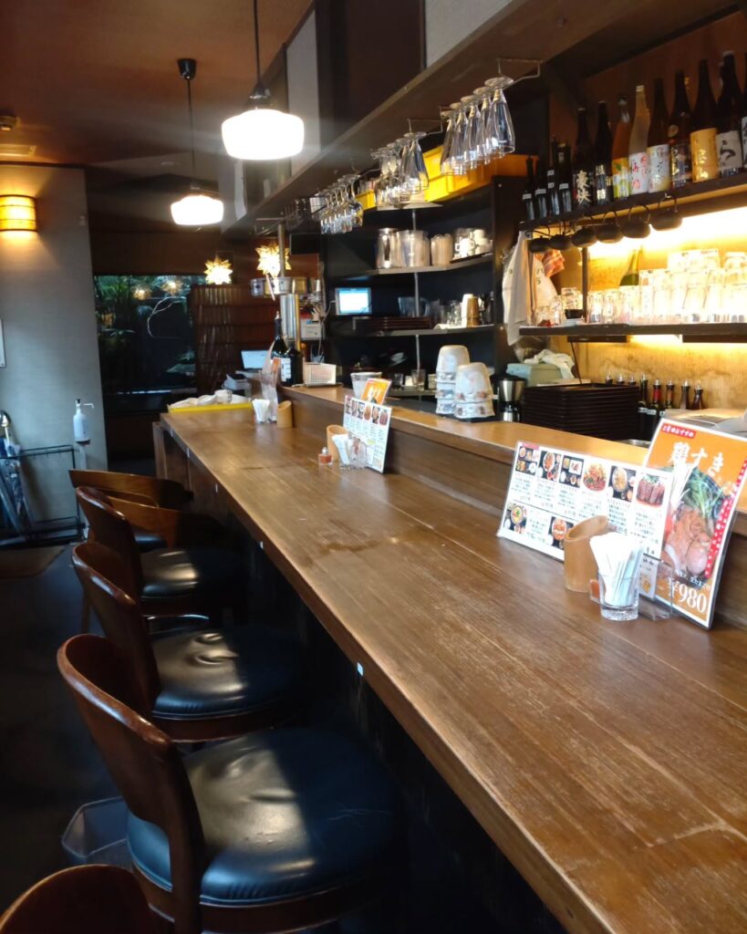 みまでりの店内のカウンター席