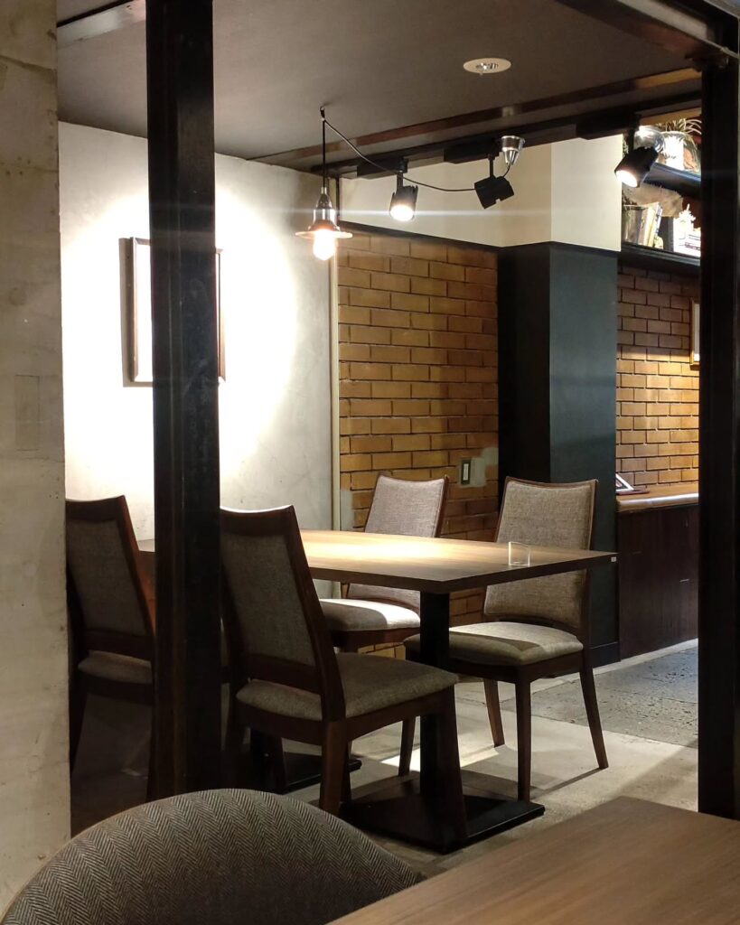 京都ハンバーグ食堂コネルの店内のテーブル席