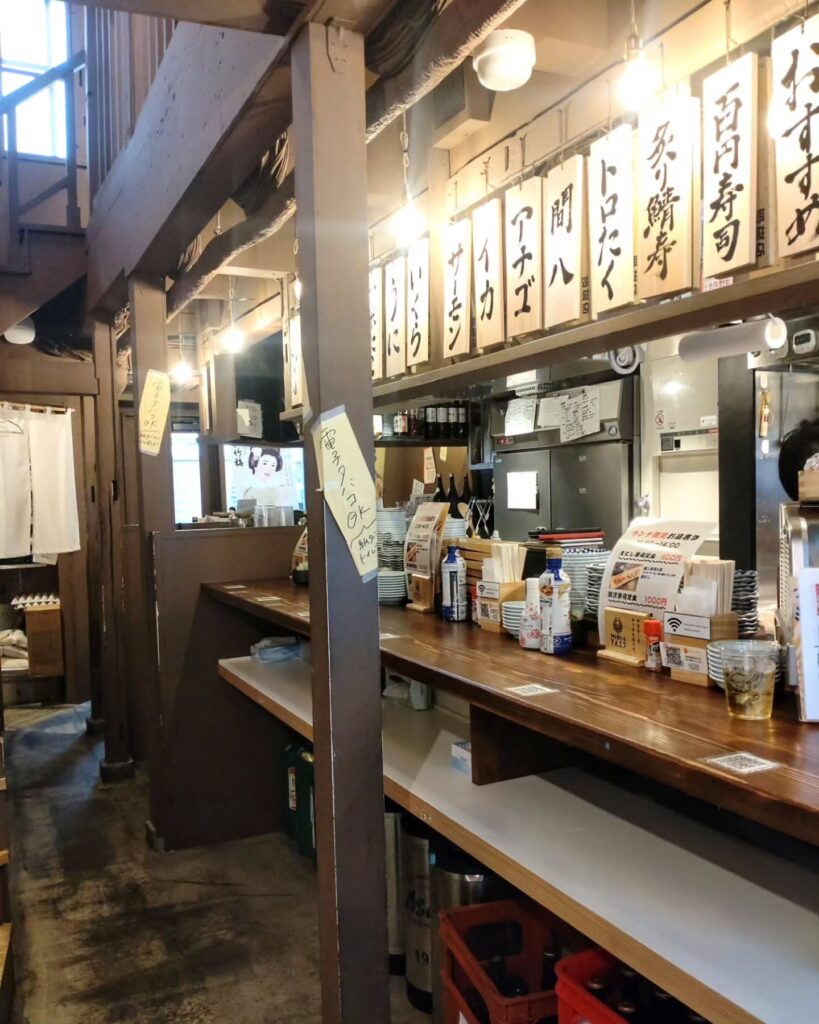 百圓寿司スタンド えにし 高倉本店の店内のカウンター席 - 京都市役所前ランチめぐり 百圓寿司スタンド えにし 高倉本店の店内のカウンター席