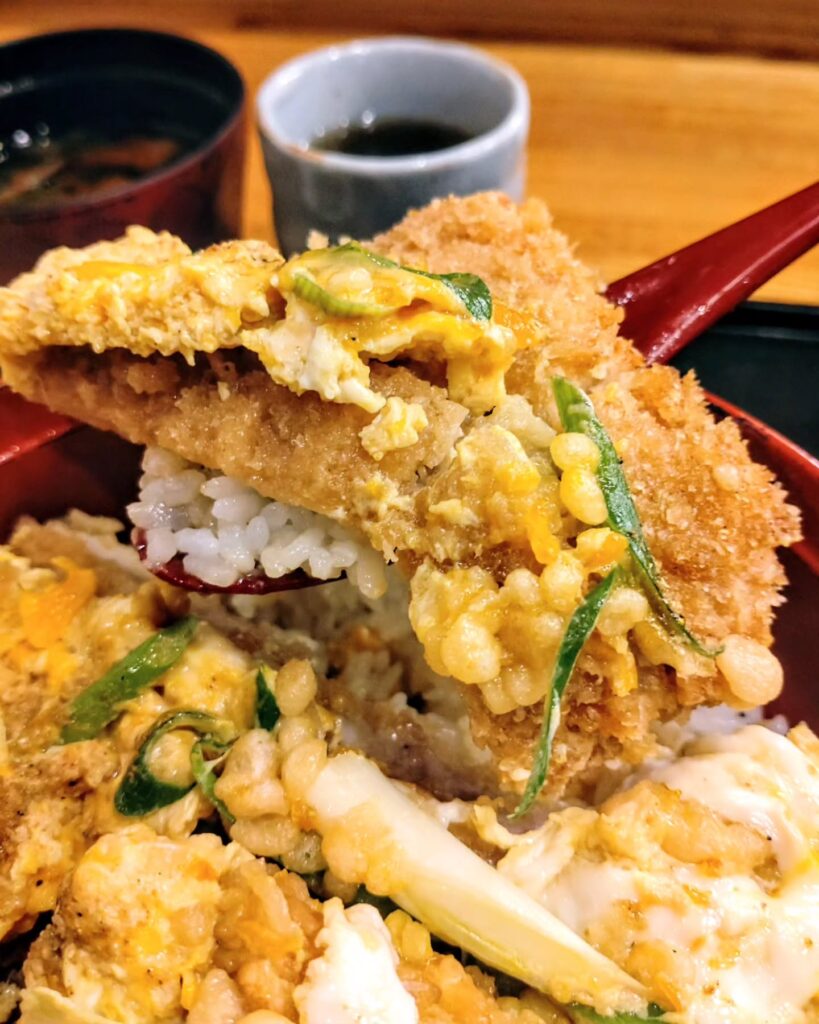 遊旬 きん安の殿様丼ぶりのとんかつ