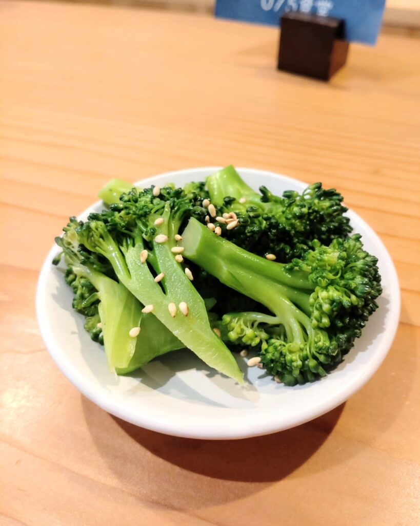 075（ゼロ・ナナ・ゴウ）食堂のブロッコリーのナムル