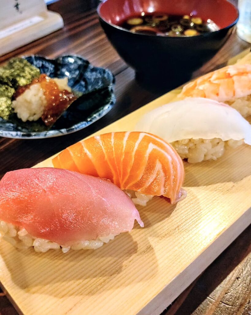 百圓寿司スタンド えにし 高倉本店のマグロとサーモンとタイの握り - 京都市役所前ランチめぐり 百圓寿司スタンド えにし 高倉本店のマグロとサーモンとタイの握り