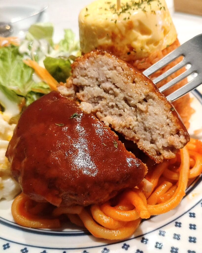 喫茶マドラグ 藤井大丸店のお子様ランチ Aのハンバーグ