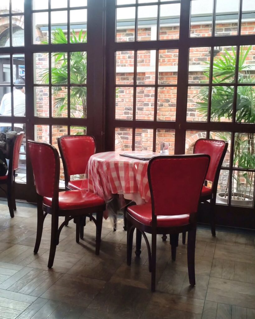 イノダコーヒ 本店の窓際席