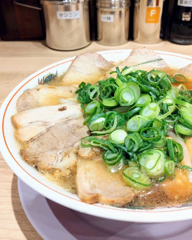 本家第一旭 三条河原町店の特製ラーメンのチャーシューとネギ