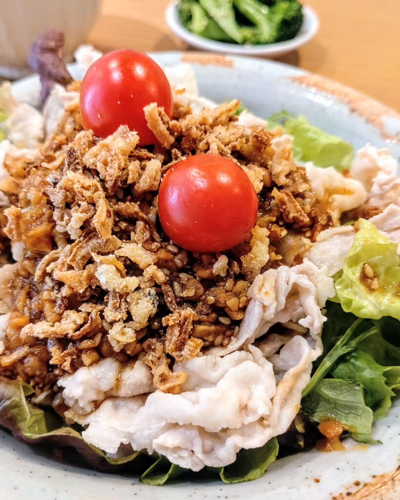 075（ゼロ・ナナ・ゴウ）食堂のしびれ豚しゃぶセットの豚肉とトマト