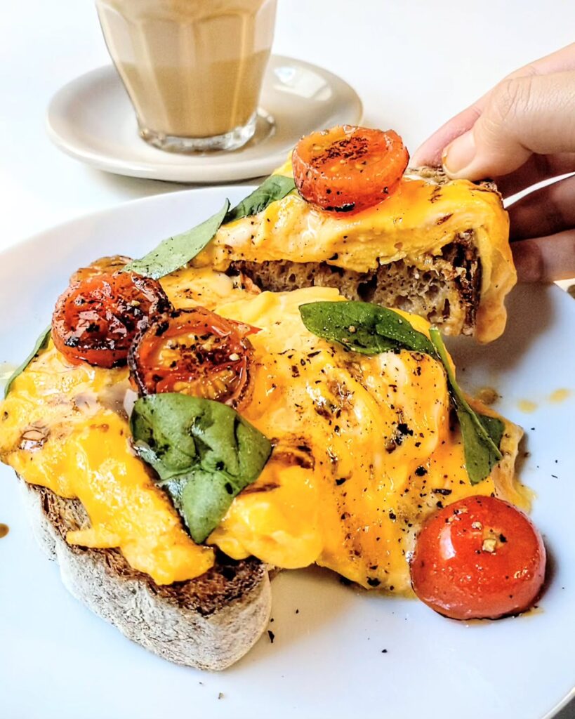 ｛knode｝（ノード）のスクランブルエッグオープンサンドイッチの具材