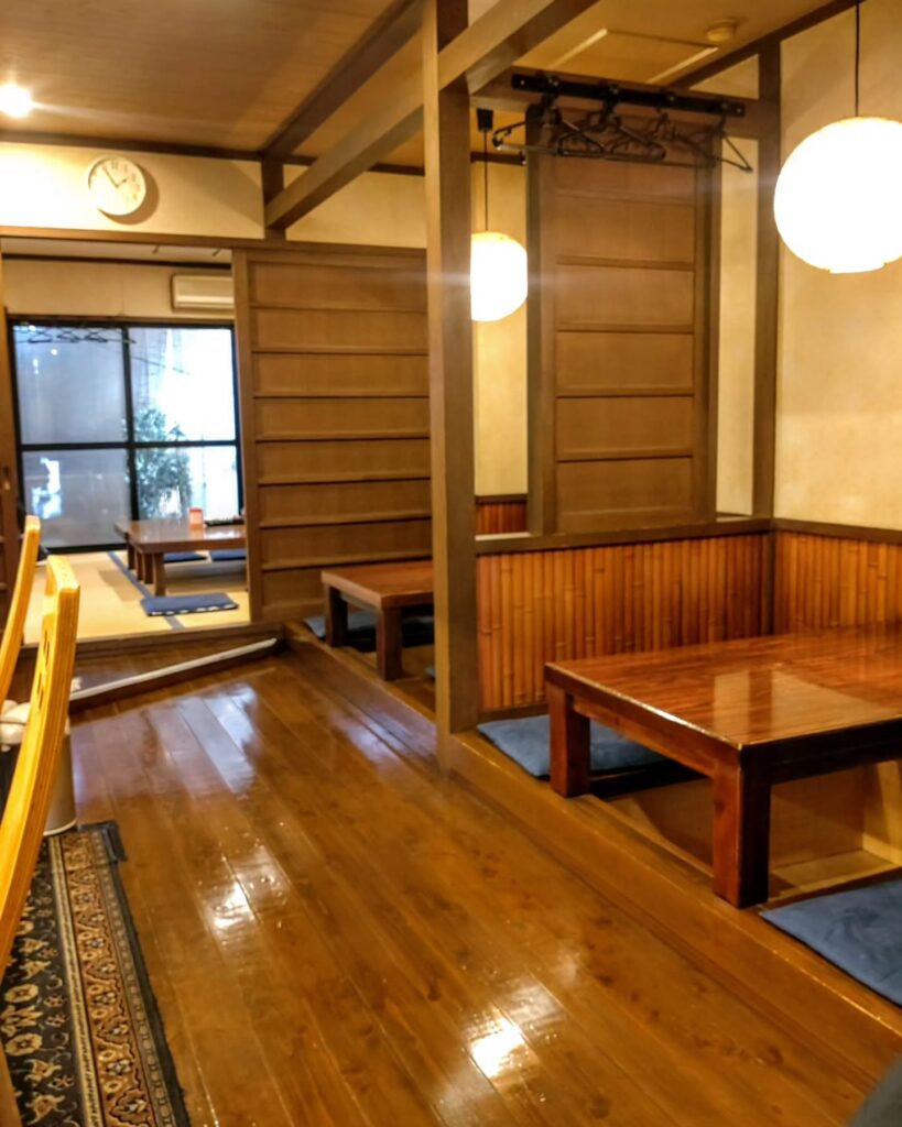 遊旬 きん安の店内