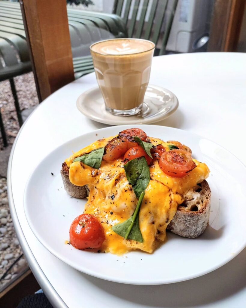 ｛knode｝（ノード）のスクランブルエッグオープンサンドイッチとカフェラテ