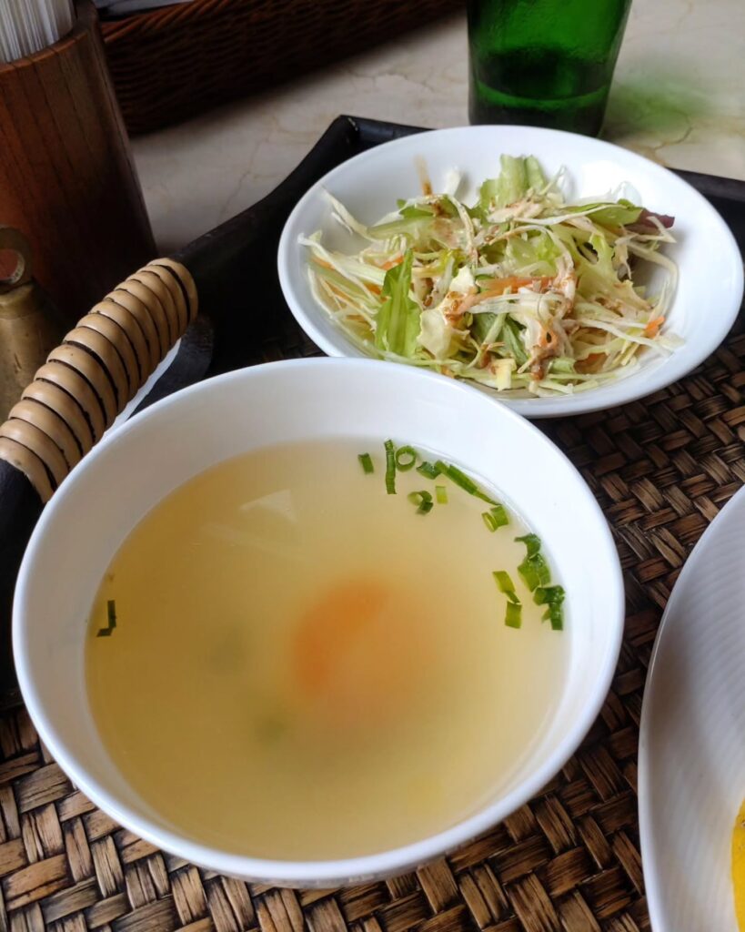 タイレストラン ルアンロスのランチの野菜スープとサラダ