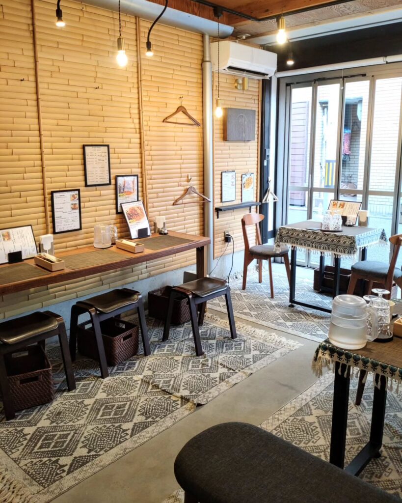 オムライス屋 創龍の店内の席