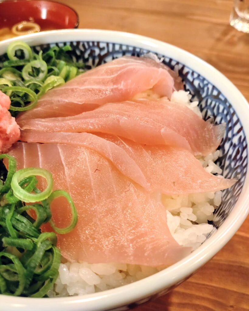 百圓寿司スタンドえにし 烏丸御池店のネギトロ鉄火丼のマグロ