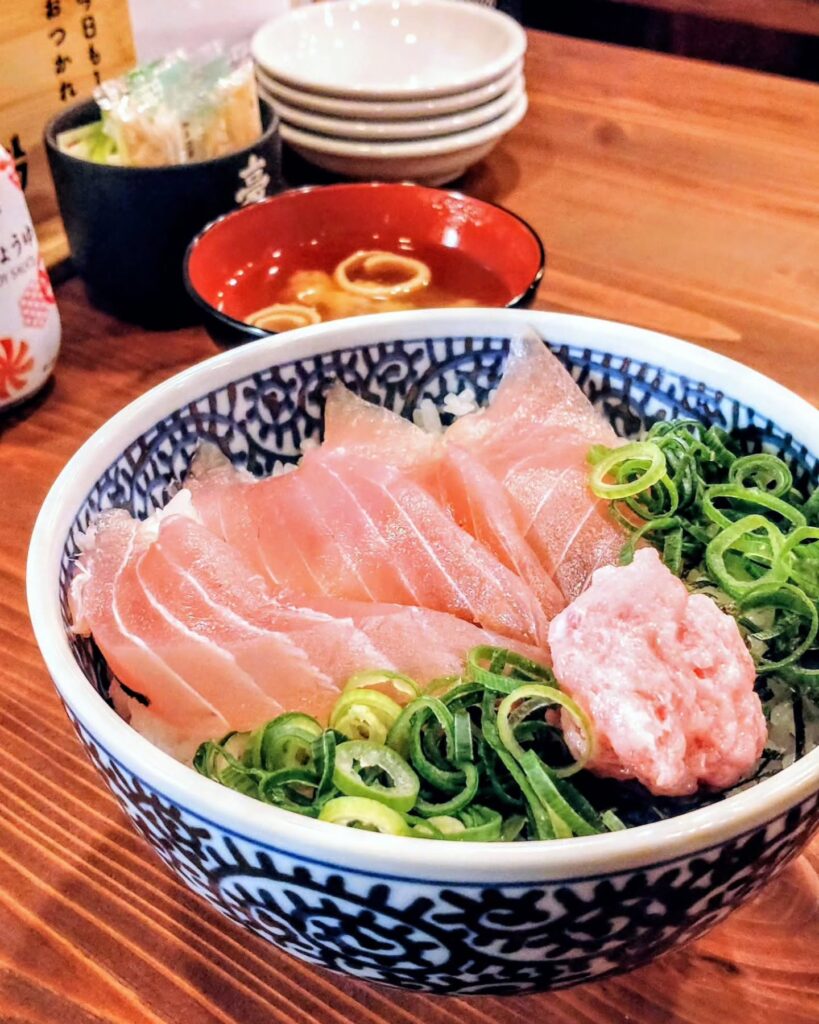 百圓寿司スタンドえにし 烏丸御池店のネギトロ鉄火丼ランチ