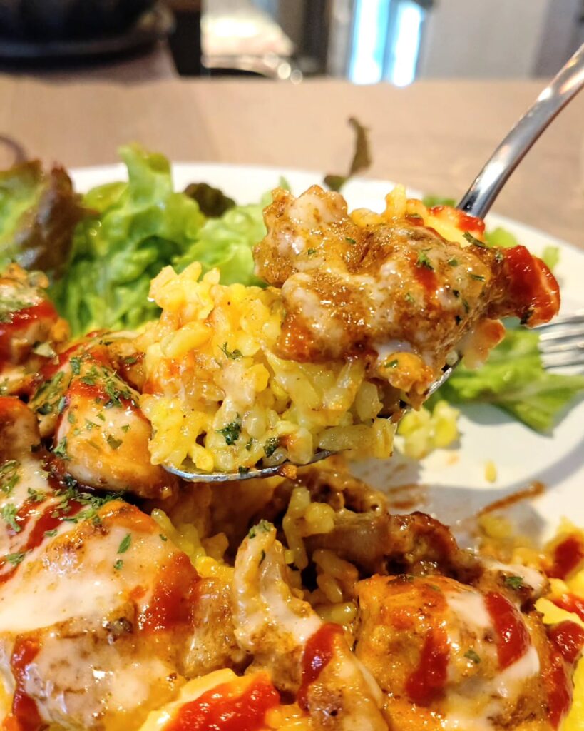 Apéro（アペロ）のチキンオーバーライスのターメリックライス
