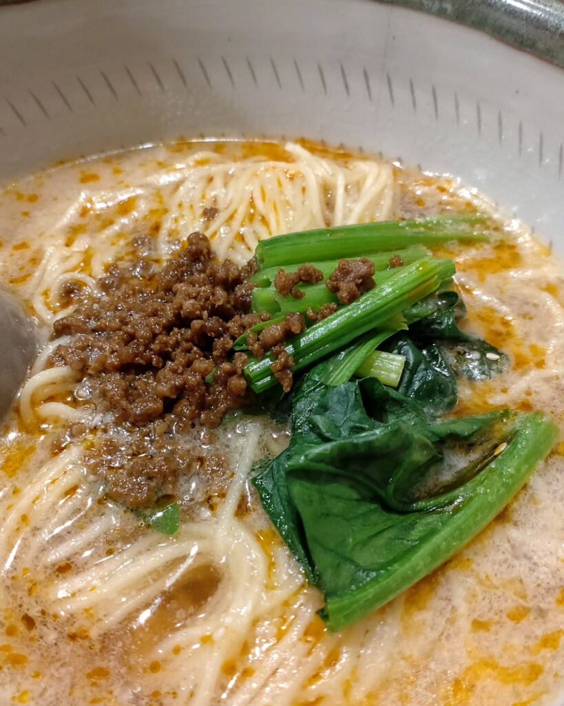 鳳城の坦々麺のほうれん草と肉味噌の具材