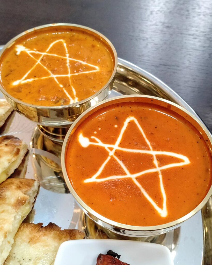 エベレスト カフェ＆バル 河原町六角店のランチの２種類のカレー