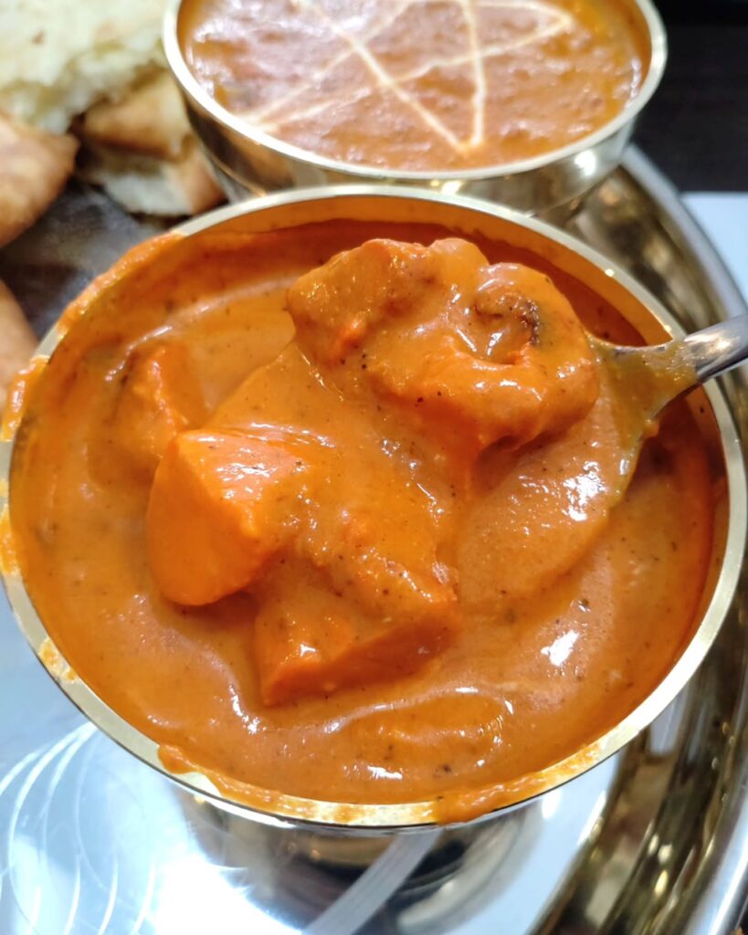 エベレスト カフェ＆バル 河原町六角店のバターチキンカレー