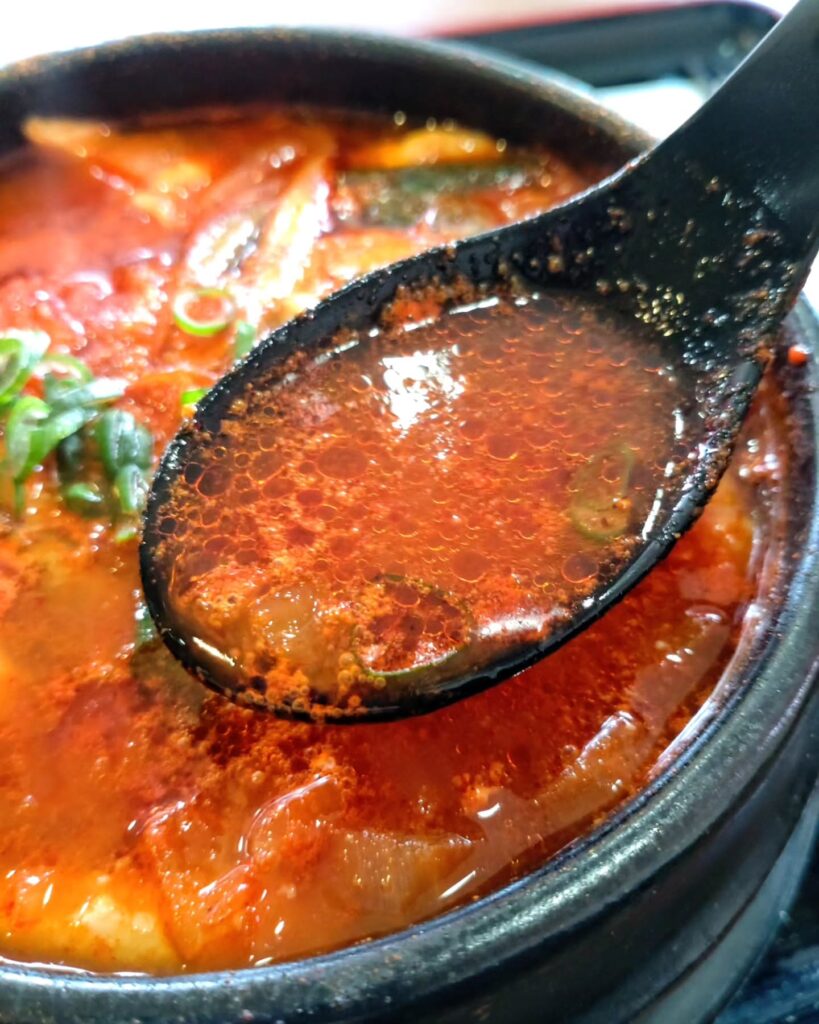 cafe HEBARAGI(カフェ ヘバラギ)の海鮮スンドゥブチゲのスープ - 京都市役所前ランチめぐり cafe HEBARAGI(カフェ ヘバラギ)の海鮮スンドゥブチゲのスープ