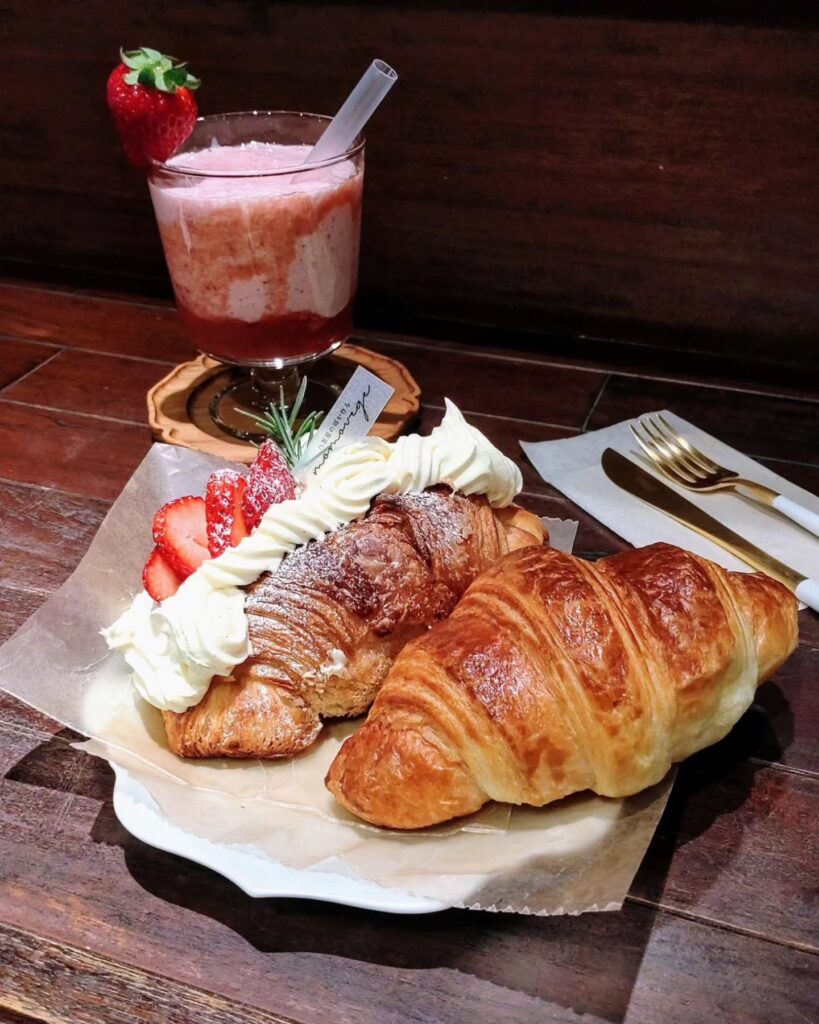 八百屋の嫁が作る momovege（モモベジ） 京都店のいちごのクロワッサンなどのランチ