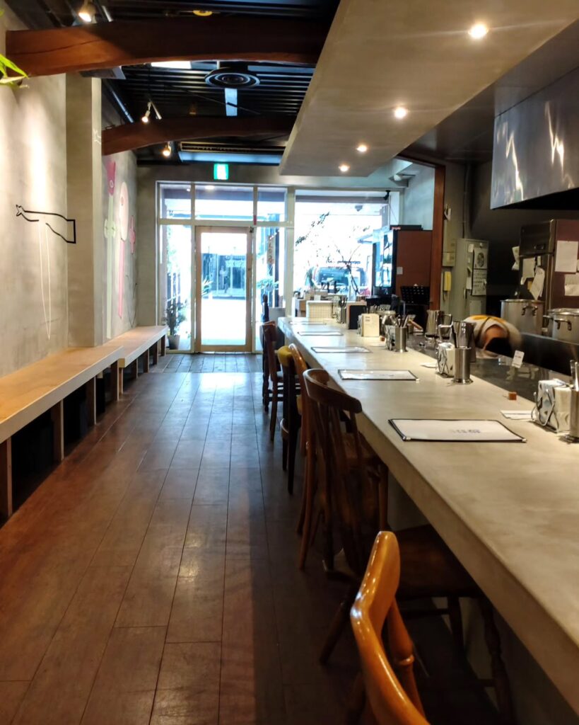 茄子おやじ 花レの店内のカウンター席