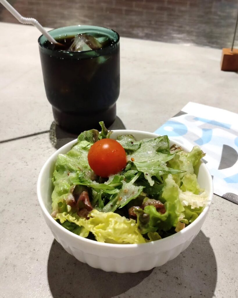 茄子おやじ 花レのコーヒーとサラダ