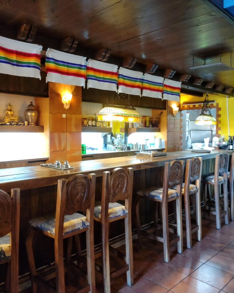タイレストラン ルアンロスの店内のカウンター席