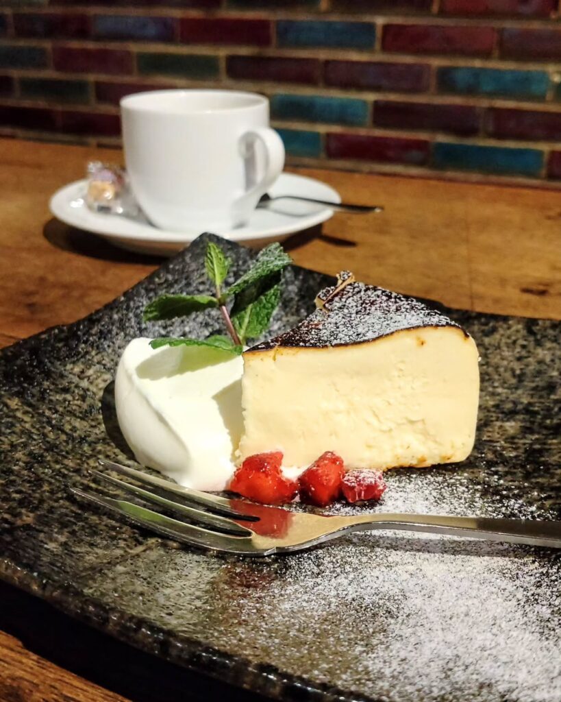 INDÉPENDANTS(アンデパンダン)のバスクチーズケーキ