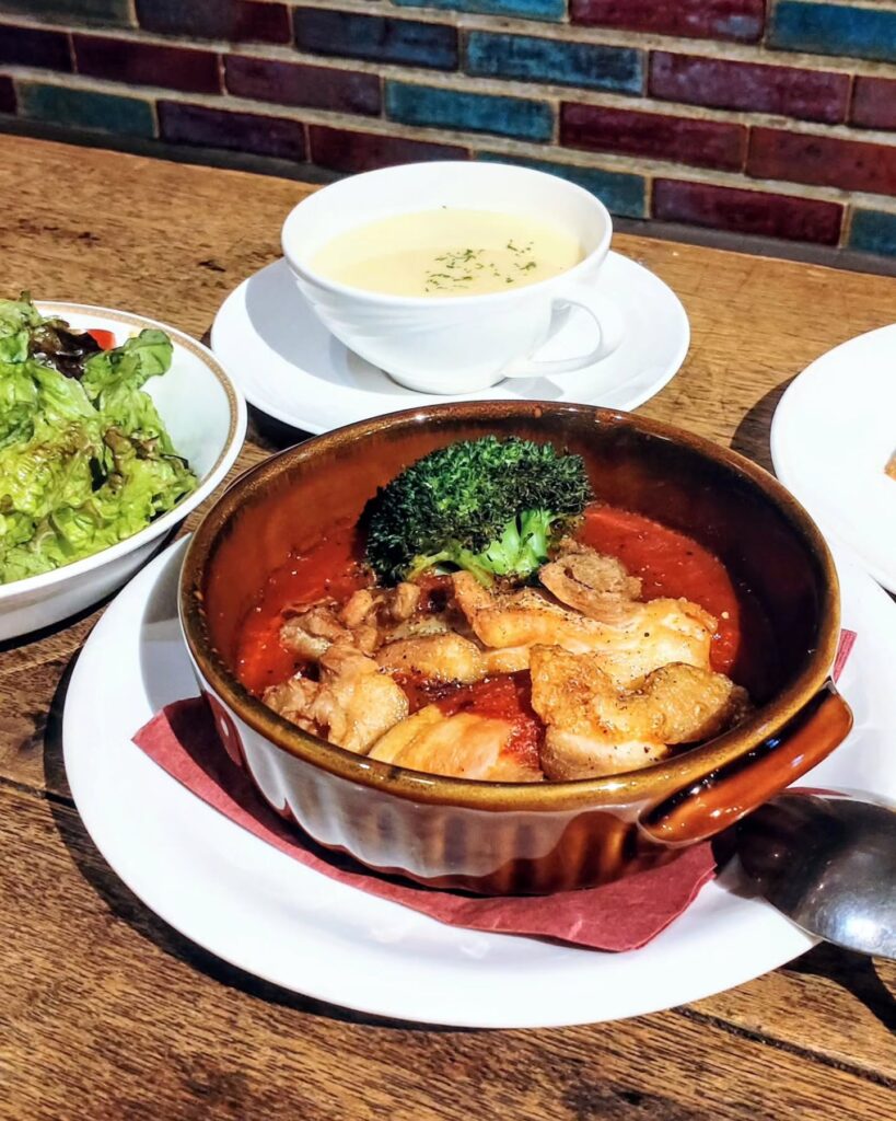 INDÉPENDANTS(アンデパンダン)の鶏ももトマト煮込みランチ