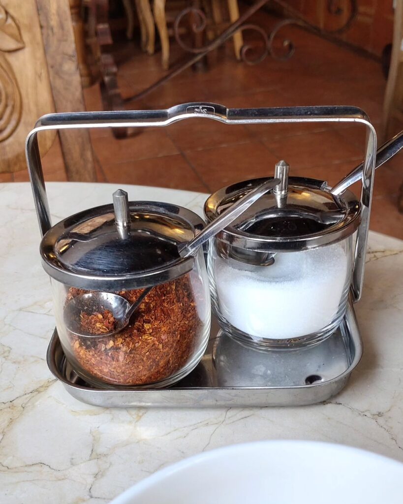 タイレストラン ルアンロスの卓上の唐辛子と砂糖